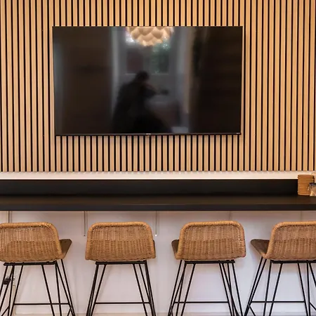 Modern By Honey Homes * Sala Comacina