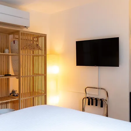 Modern By Honey Homes * Sala Comacina