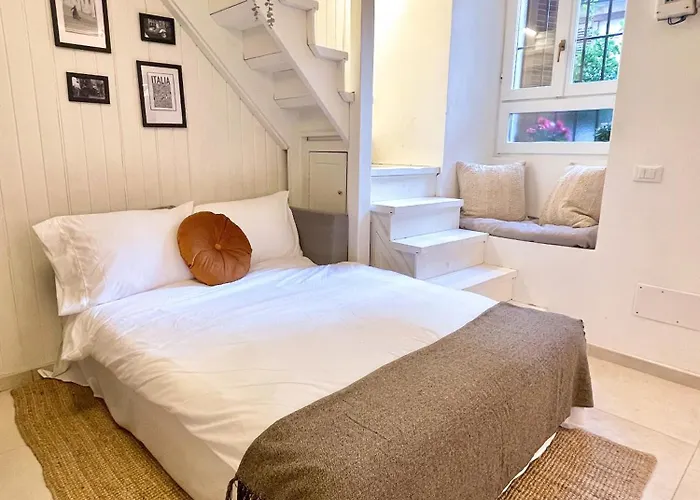 Modern By Honey Homes * Sala Comacina