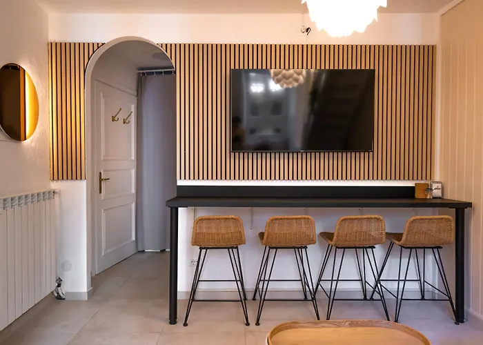 Modern By Honey Homes * Sala Comacina