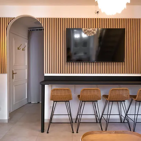 Modern By Honey Homes * Sala Comacina